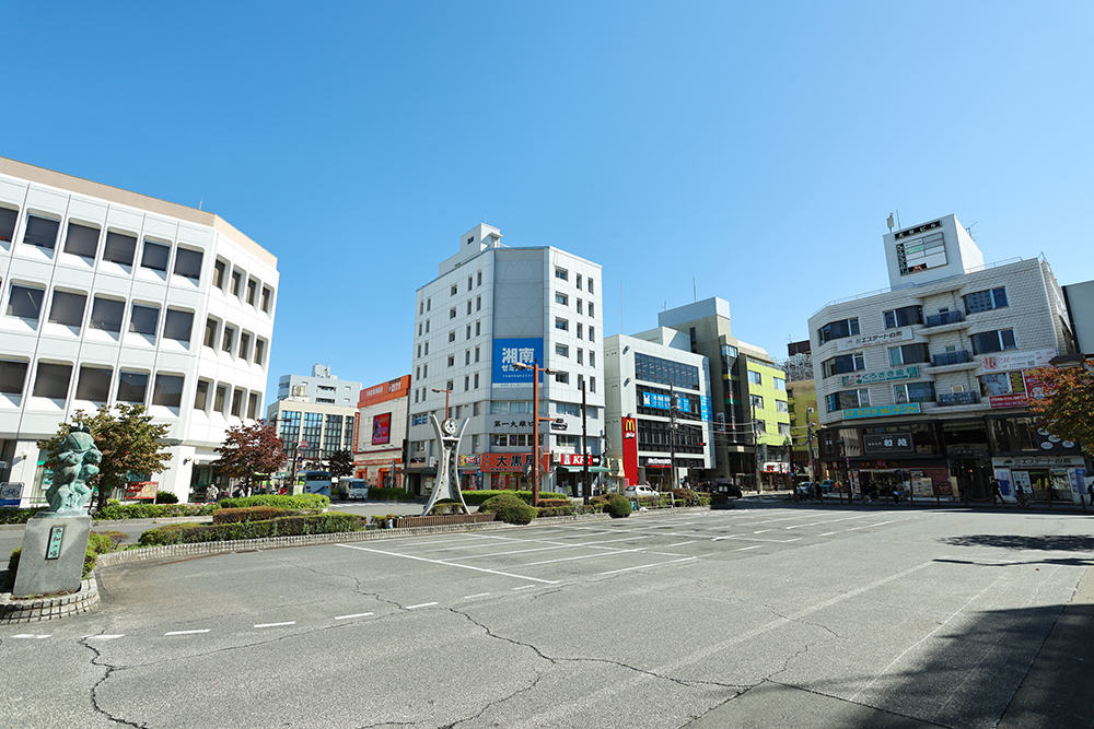 ３：階段を下りると、駅前ロータリーがあり、ロータリーの先にマクドナルドが見えますので、そちらに向かって進みます。